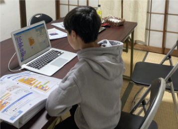 Scratchで遊ぶ子ども